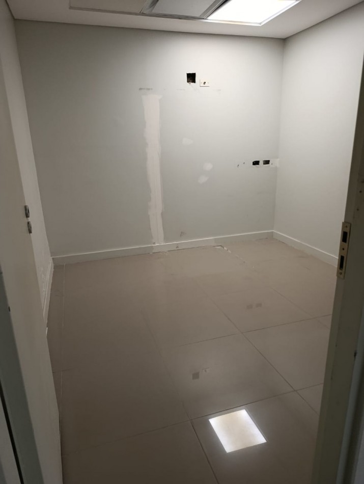 LOCAL EN 2 PLANTAS EN ZONA COMERCIAL