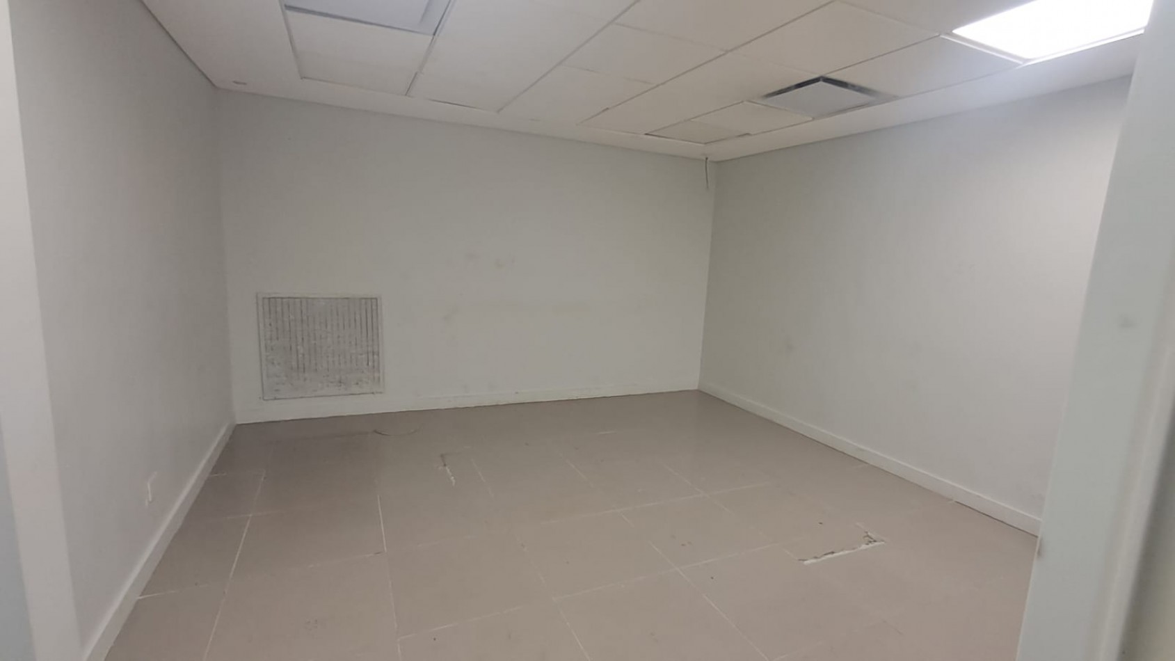 LOCAL EN 2 PLANTAS EN ZONA COMERCIAL