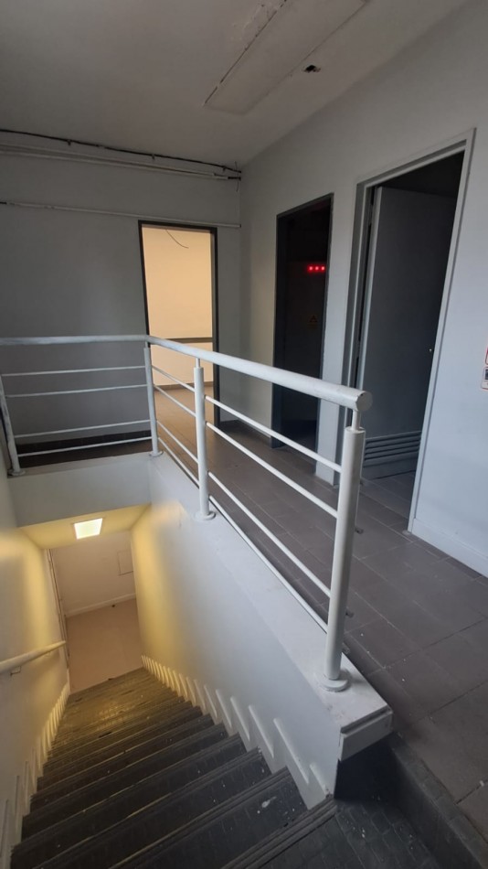 LOCAL EN 2 PLANTAS EN ZONA COMERCIAL