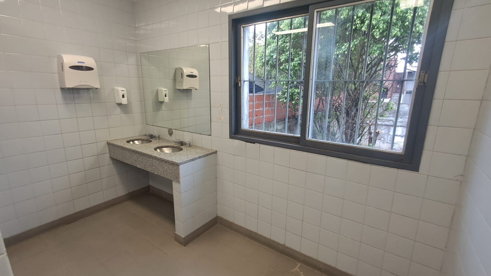 LOCAL EN 2 PLANTAS EN ZONA COMERCIAL