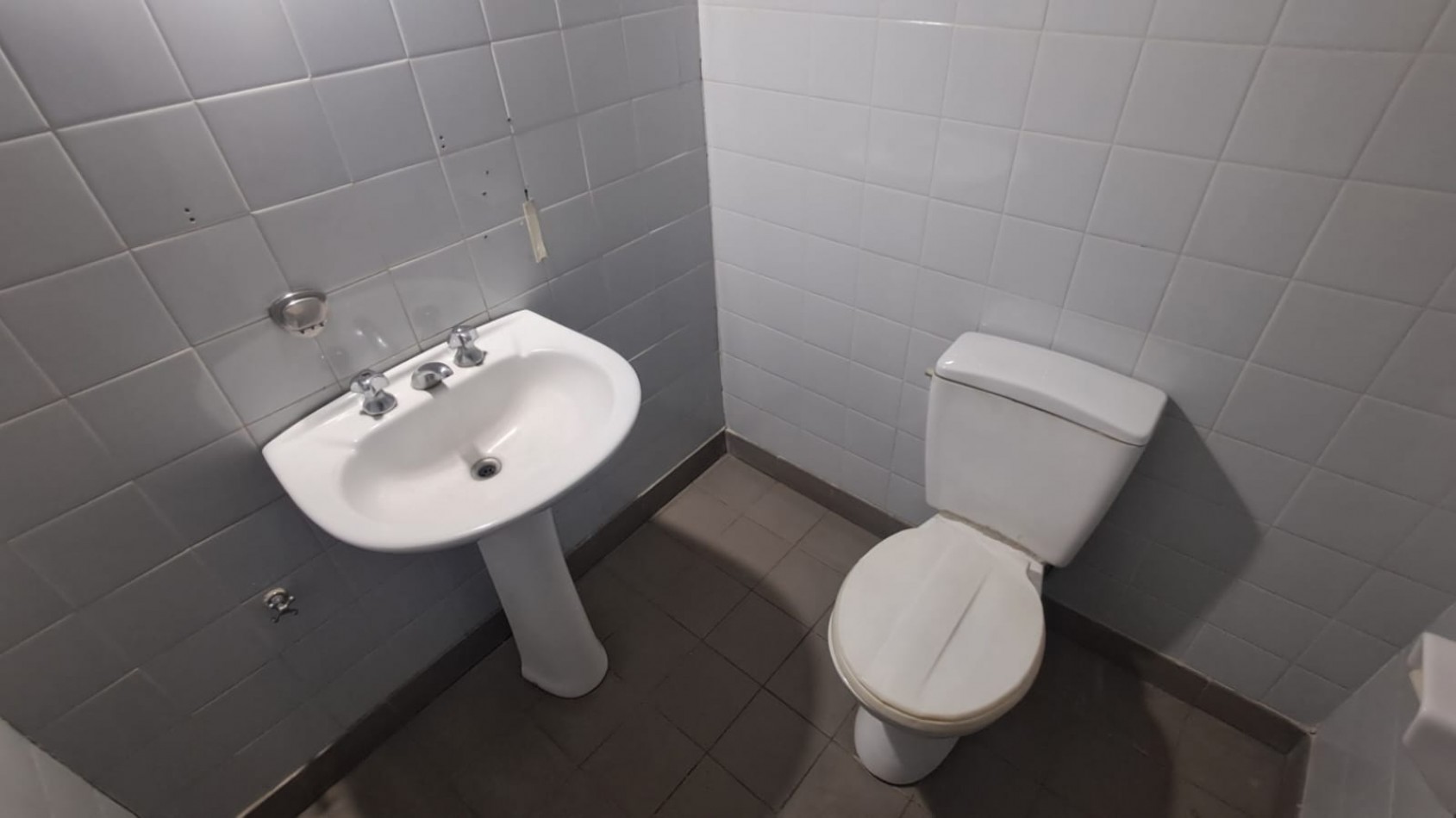 LOCAL EN 2 PLANTAS EN ZONA COMERCIAL