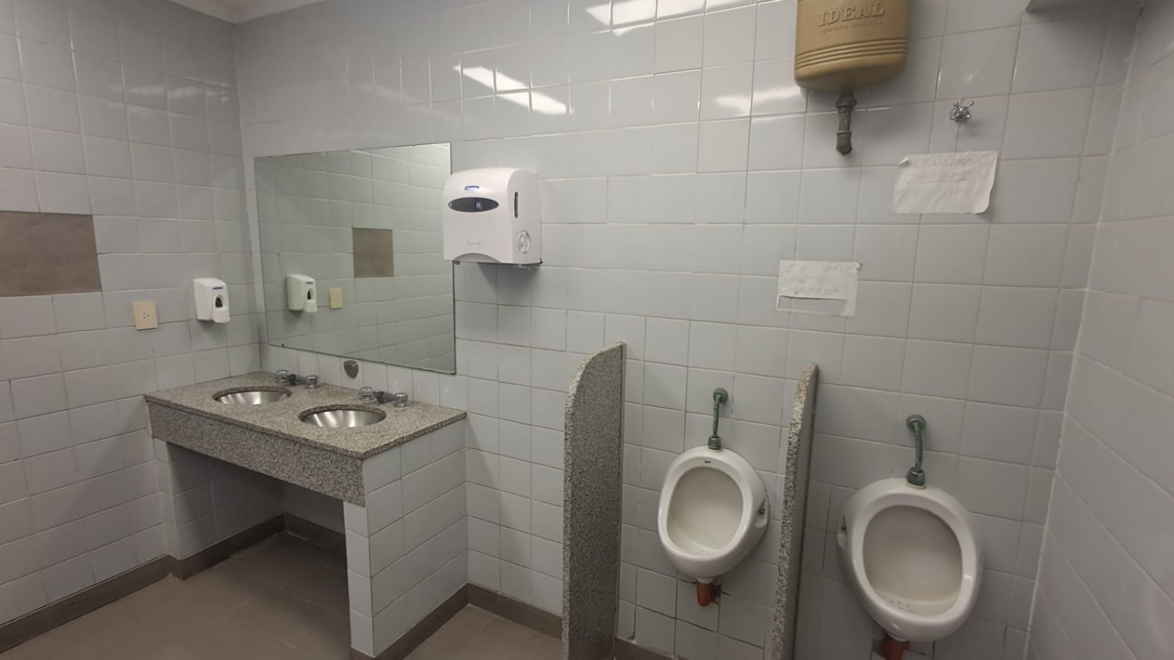 LOCAL EN 2 PLANTAS EN ZONA COMERCIAL