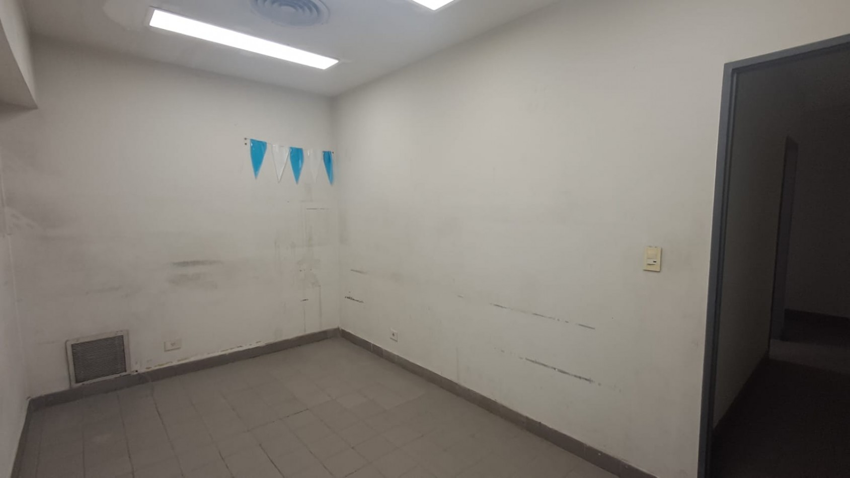 LOCAL EN 2 PLANTAS EN ZONA COMERCIAL