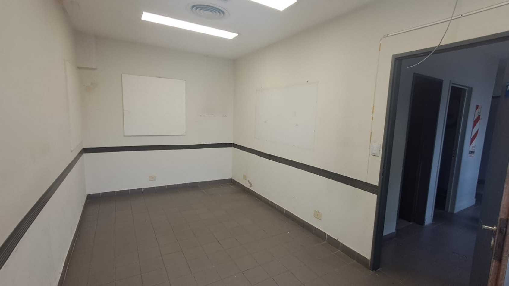 LOCAL EN 2 PLANTAS EN ZONA COMERCIAL