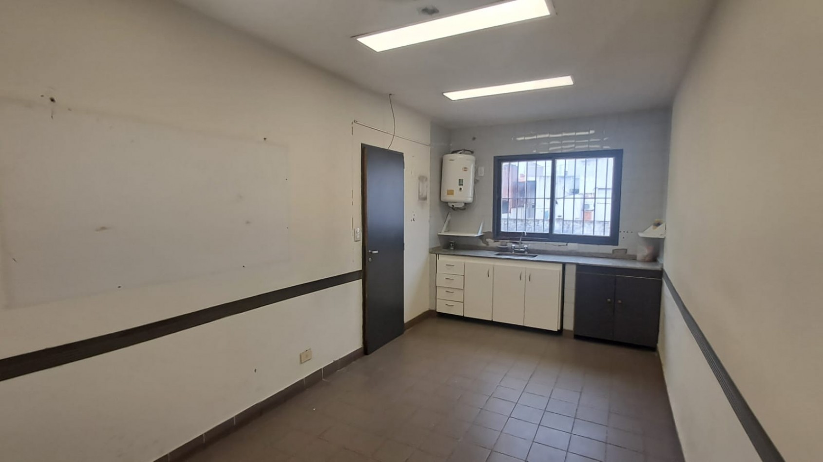 LOCAL EN 2 PLANTAS EN ZONA COMERCIAL