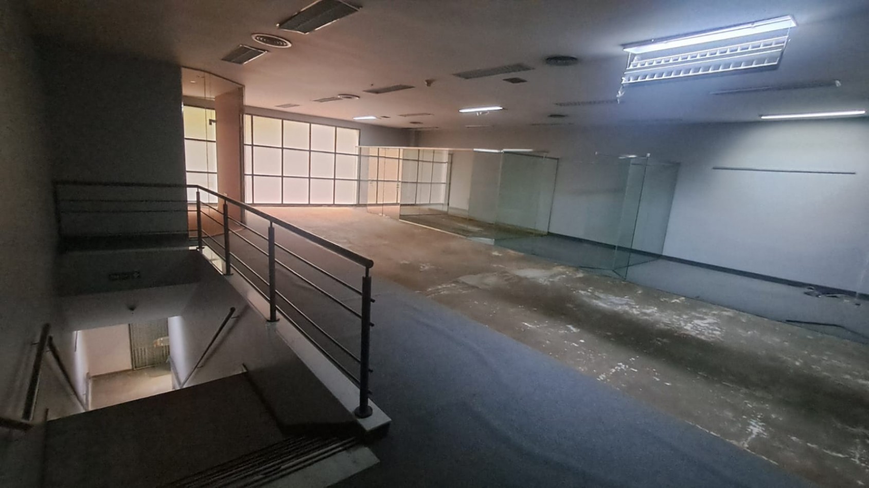 LOCAL EN 2 PLANTAS EN ZONA COMERCIAL