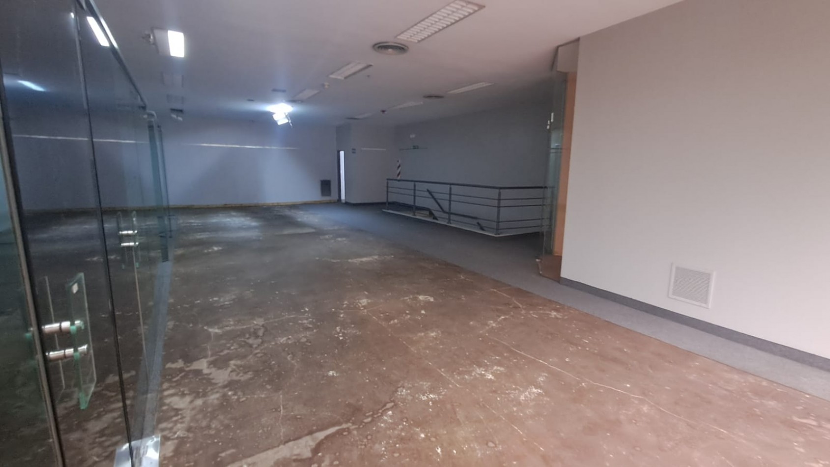 LOCAL EN 2 PLANTAS EN ZONA COMERCIAL