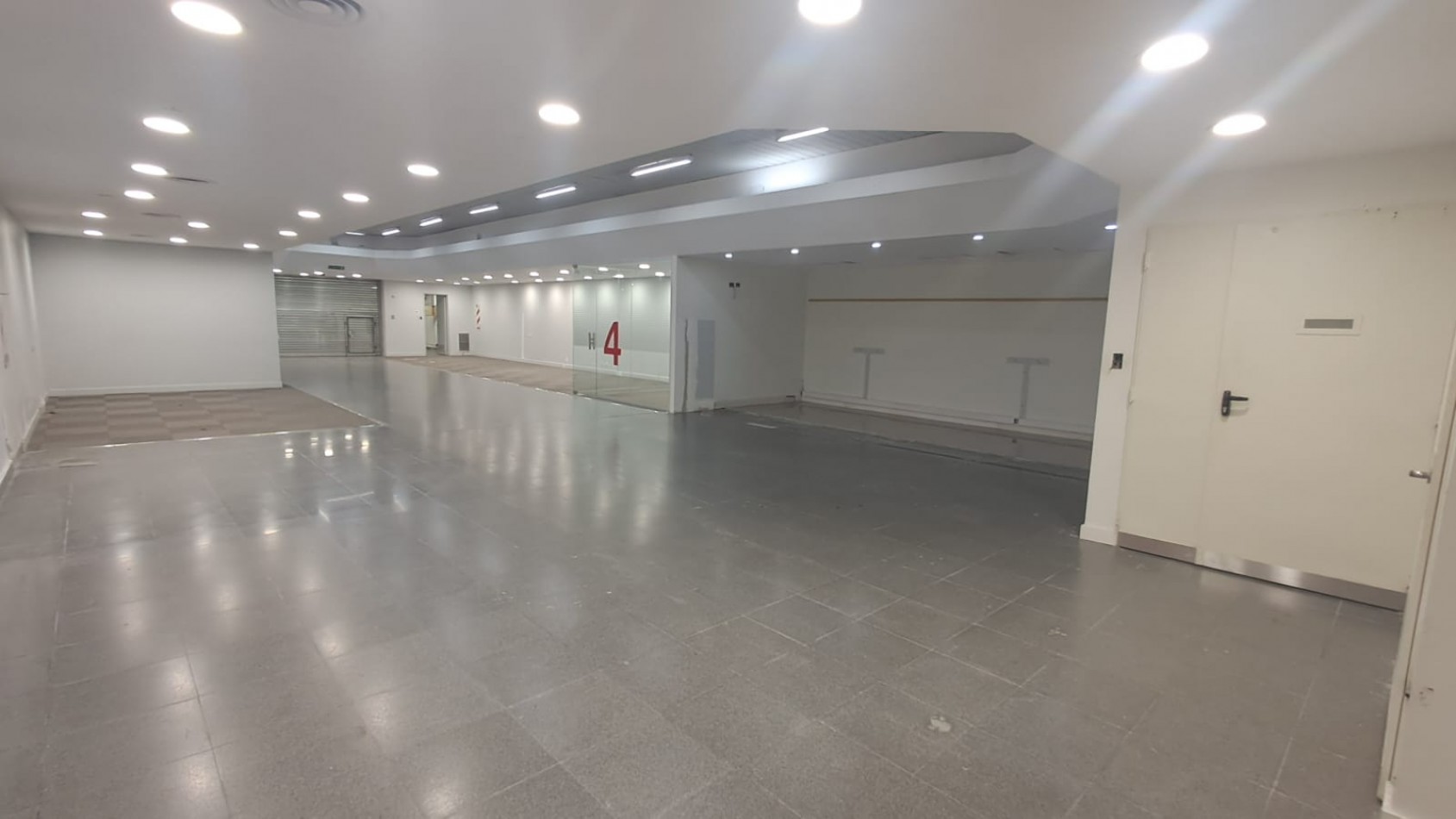 LOCAL EN 2 PLANTAS EN ZONA COMERCIAL