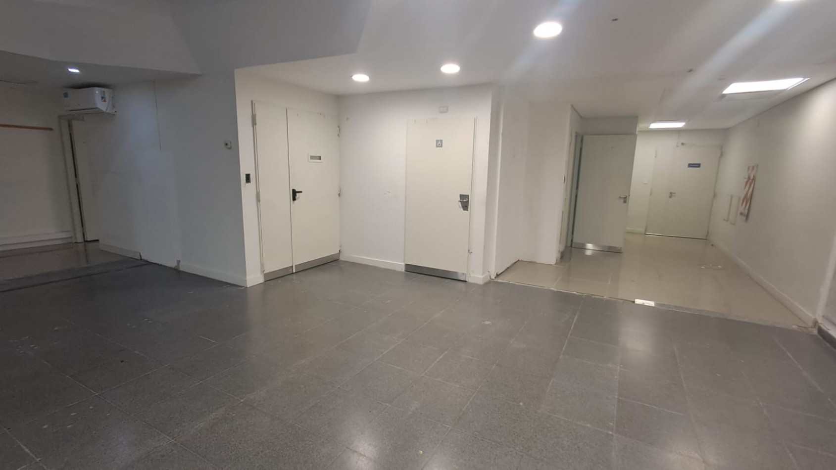 LOCAL EN 2 PLANTAS EN ZONA COMERCIAL