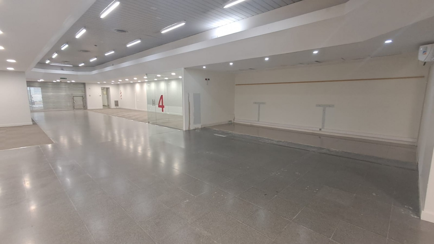 LOCAL EN 2 PLANTAS EN ZONA COMERCIAL