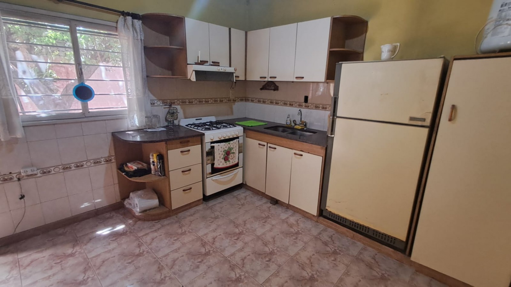 CASA 3 AMB CON LOCAL, GARAGE,PARA VARIOS AUTOS, JARDIN CON PARRILLA, PATIO Y TERRAZA X TODA LA SUPERFICIE REF. 889