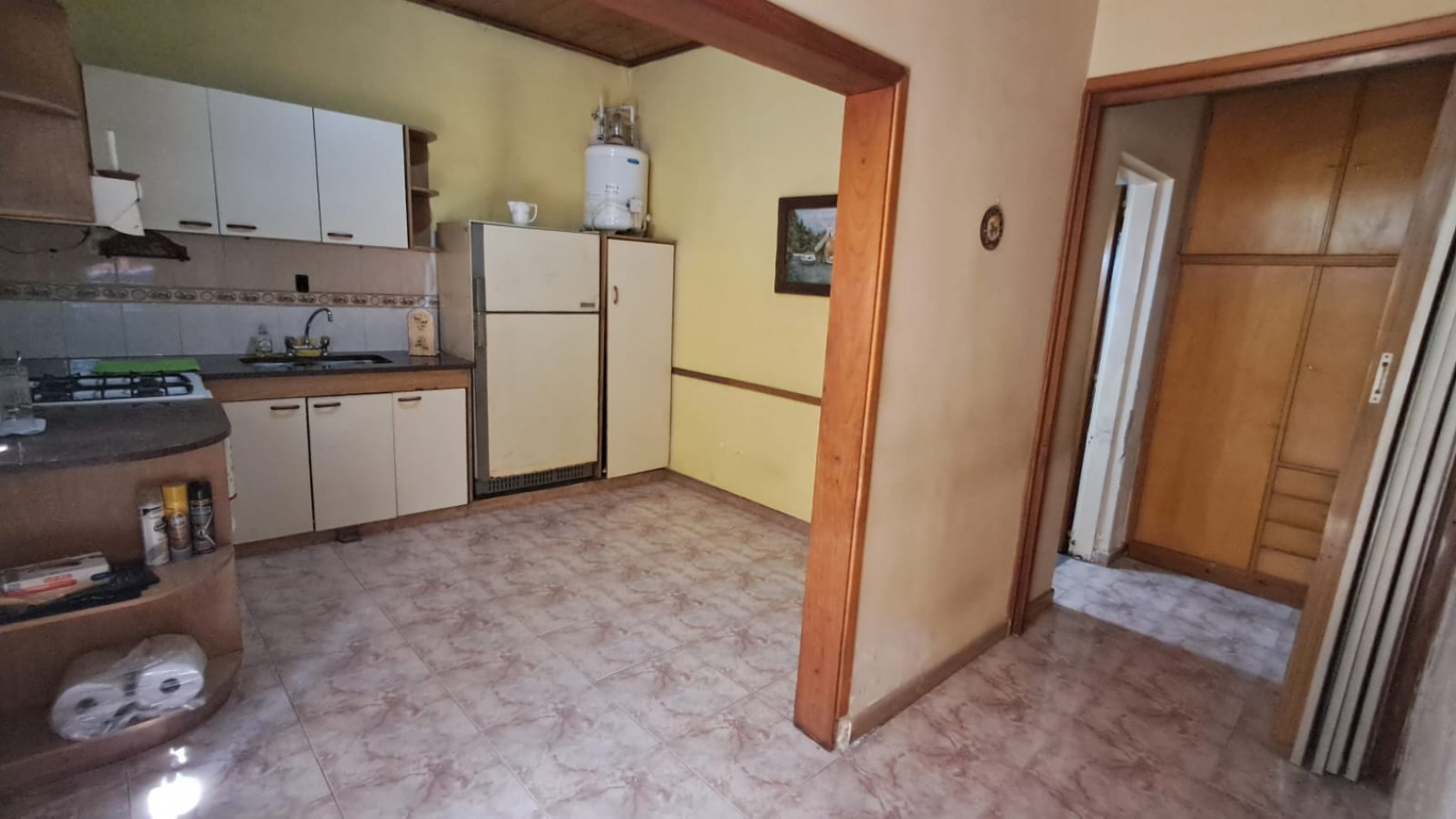 CASA 3 AMB CON LOCAL, GARAGE,PARA VARIOS AUTOS, JARDIN CON PARRILLA, PATIO Y TERRAZA X TODA LA SUPERFICIE REF. 889