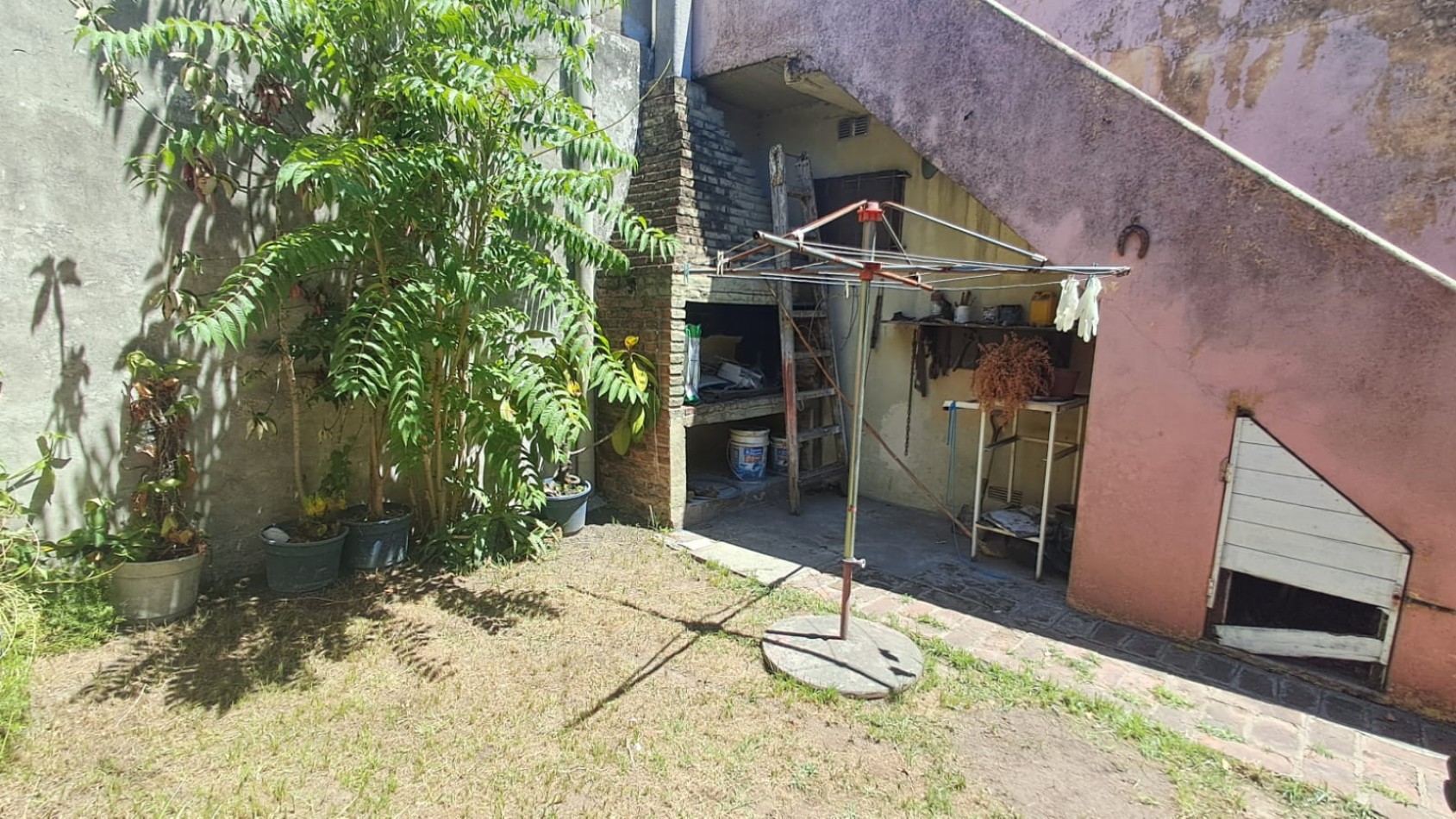 CASA 3 AMB CON LOCAL, GARAGE,PARA VARIOS AUTOS, JARDIN CON PARRILLA, PATIO Y TERRAZA X TODA LA SUPERFICIE REF. 889