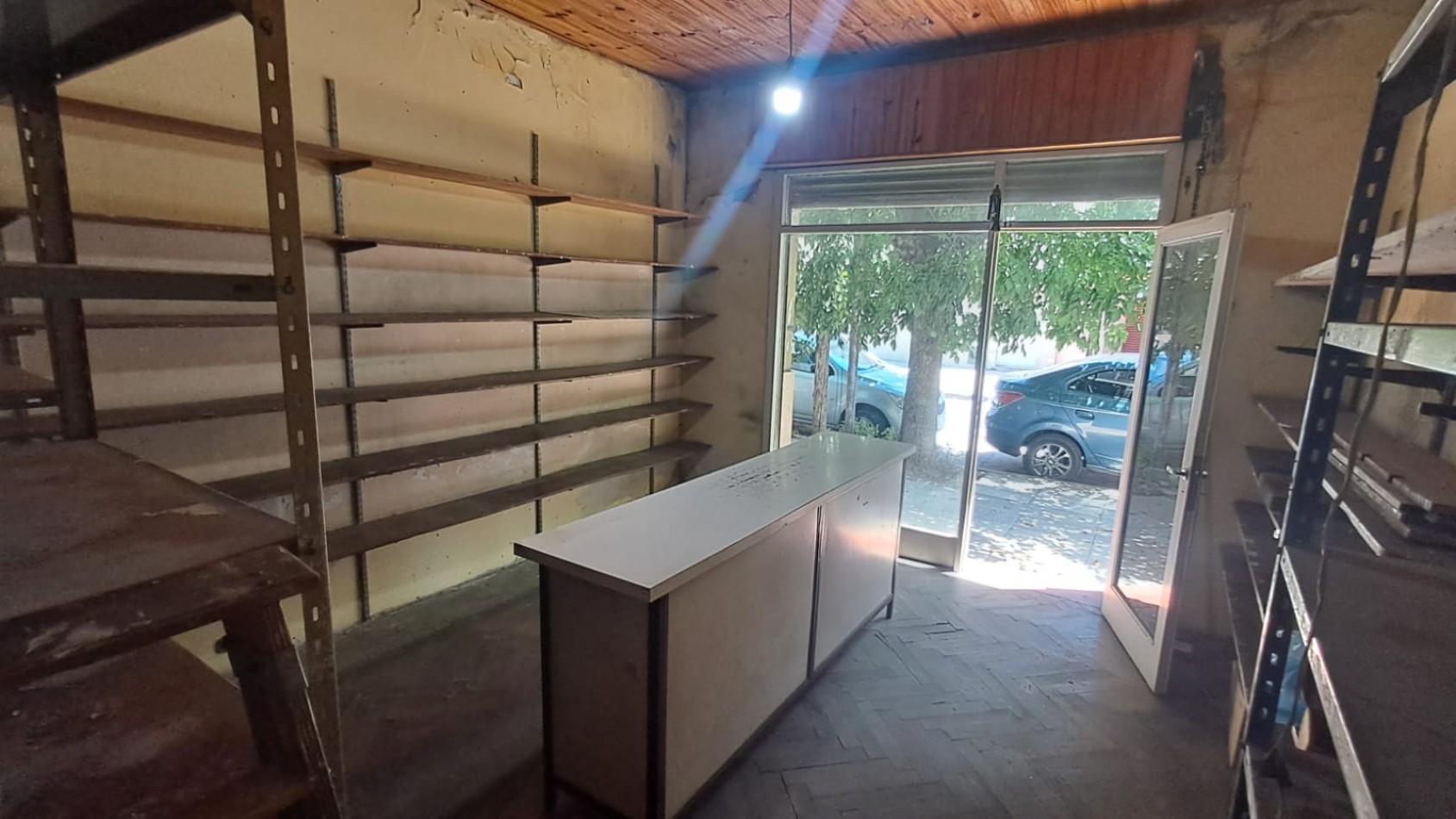 CASA 3 AMB CON LOCAL, GARAGE,PARA VARIOS AUTOS, JARDIN CON PARRILLA, PATIO Y TERRAZA X TODA LA SUPERFICIE REF. 889