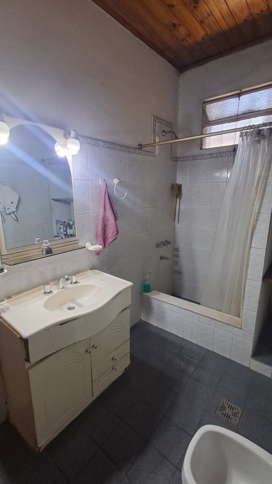 CASA 3 AMB CON LOCAL, GARAGE,PARA VARIOS AUTOS, JARDIN CON PARRILLA, PATIO Y TERRAZA X TODA LA SUPERFICIE REF. 889