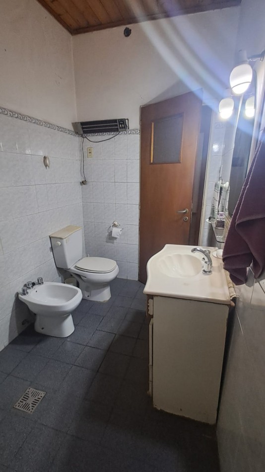 CASA 3 AMB CON LOCAL, GARAGE,PARA VARIOS AUTOS, JARDIN CON PARRILLA, PATIO Y TERRAZA X TODA LA SUPERFICIE REF. 889