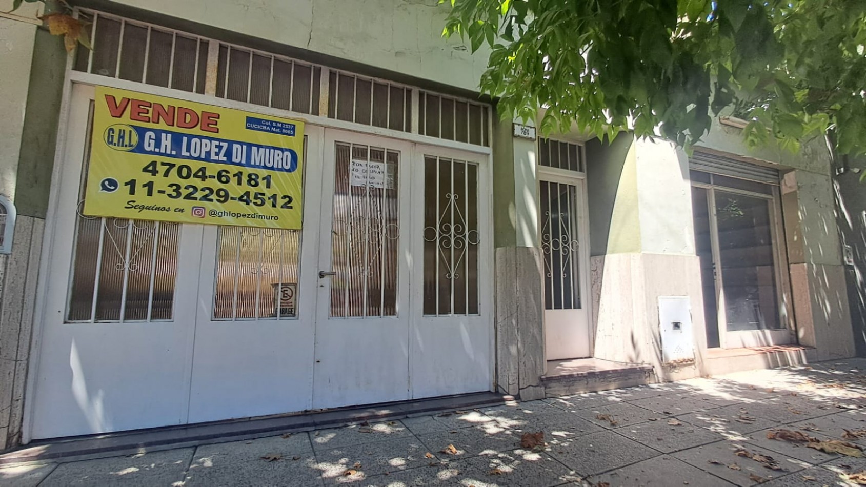 CASA 3 AMB CON LOCAL, GARAGE,PARA VARIOS AUTOS, JARDIN CON PARRILLA, PATIO Y TERRAZA X TODA LA SUPERFICIE REF. 889