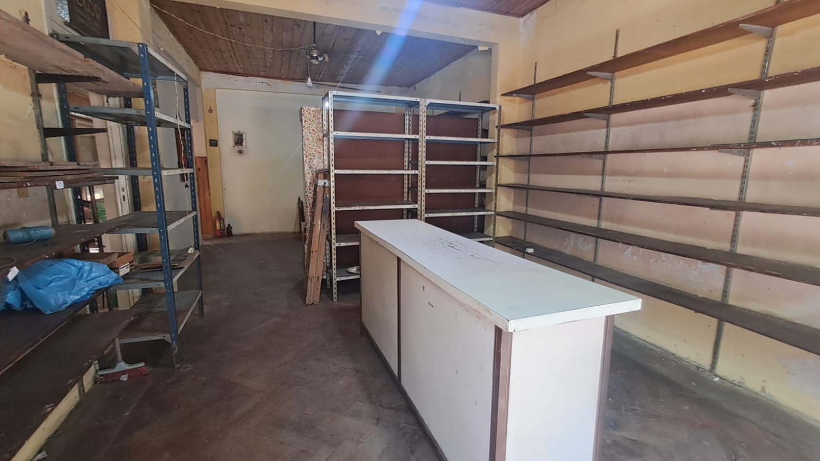 CASA 3 AMB CON LOCAL, GARAGE,PARA VARIOS AUTOS, JARDIN CON PARRILLA, PATIO Y TERRAZA X TODA LA SUPERFICIE REF. 889