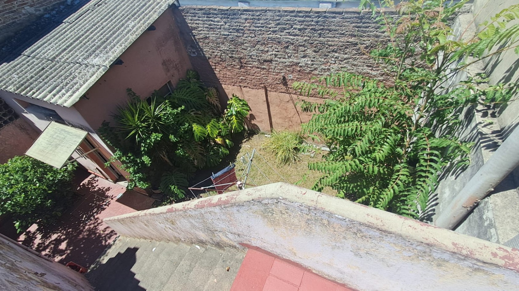 CASA 3 AMB CON LOCAL, GARAGE,PARA VARIOS AUTOS, JARDIN CON PARRILLA, PATIO Y TERRAZA X TODA LA SUPERFICIE REF. 889