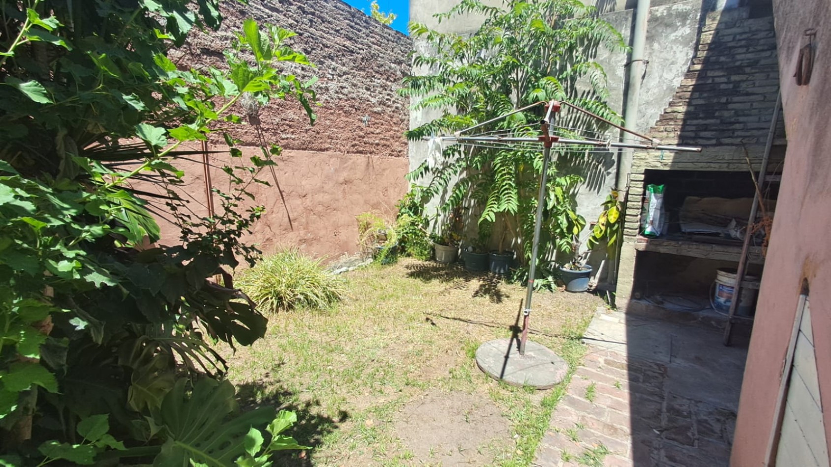 CASA 3 AMB CON LOCAL, GARAGE,PARA VARIOS AUTOS, JARDIN CON PARRILLA, PATIO Y TERRAZA X TODA LA SUPERFICIE REF. 889