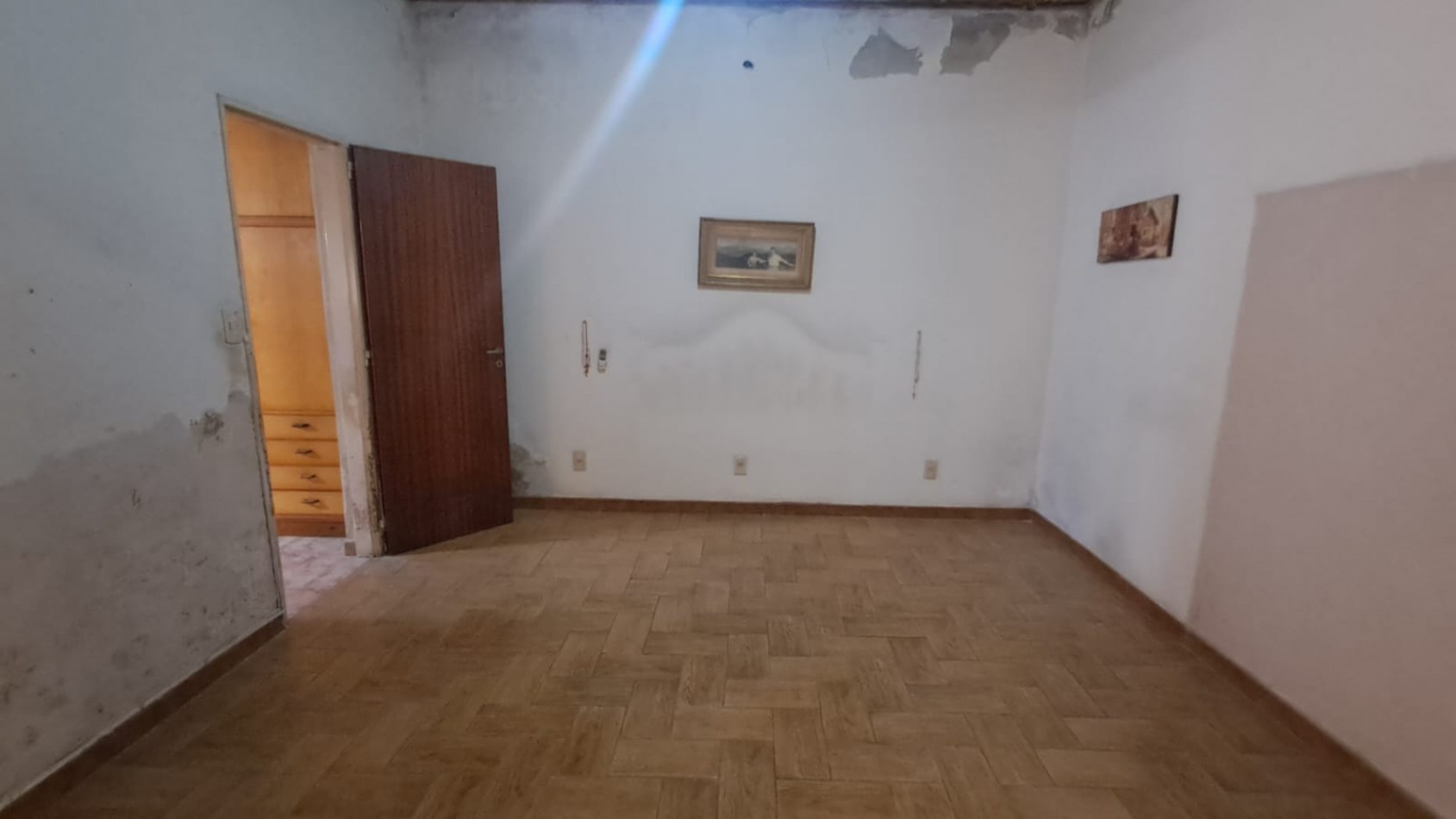 CASA 3 AMB CON LOCAL, GARAGE,PARA VARIOS AUTOS, JARDIN CON PARRILLA, PATIO Y TERRAZA X TODA LA SUPERFICIE REF. 889