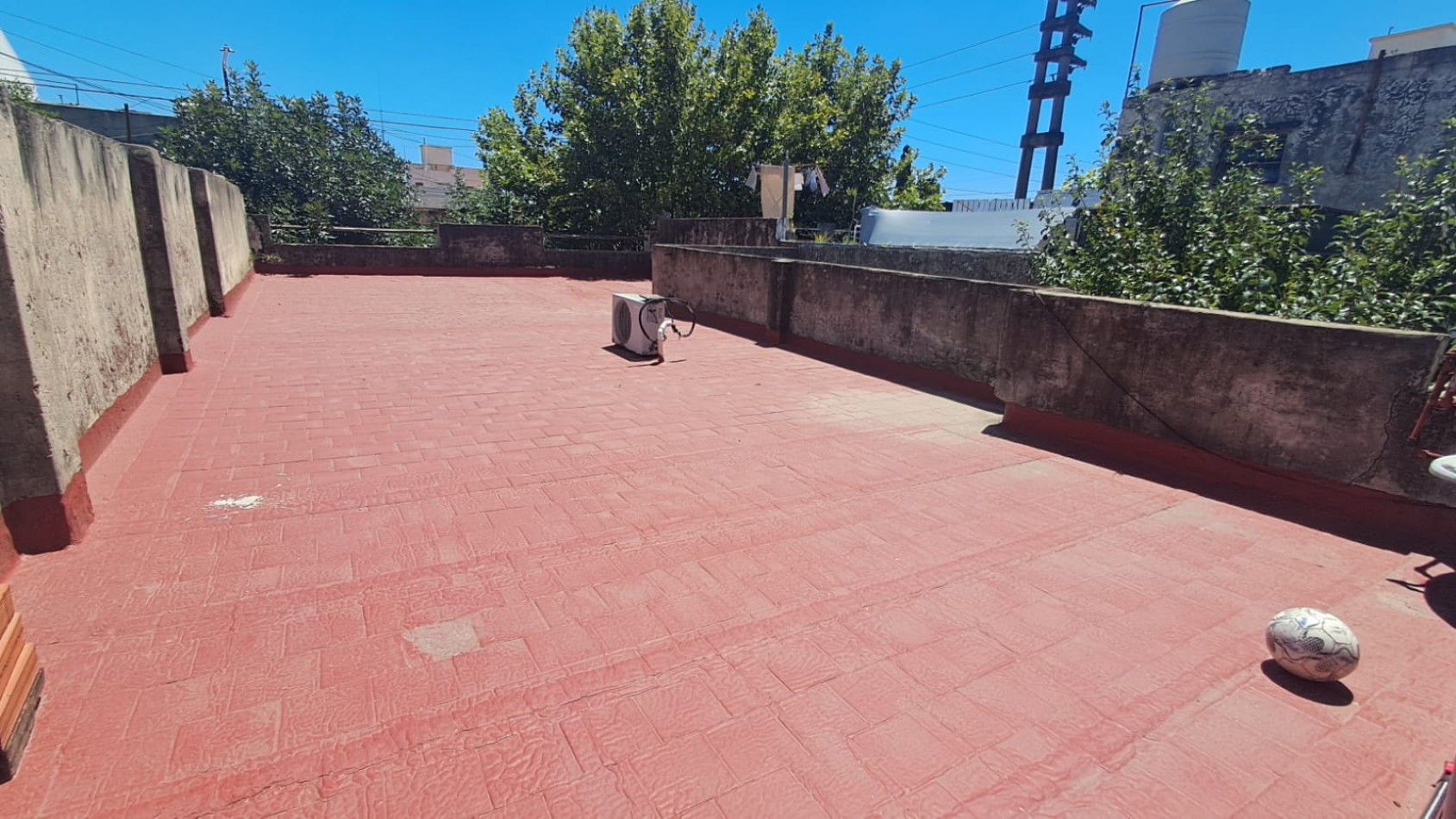 CASA 3 AMB CON LOCAL, GARAGE,PARA VARIOS AUTOS, JARDIN CON PARRILLA, PATIO Y TERRAZA X TODA LA SUPERFICIE REF. 889