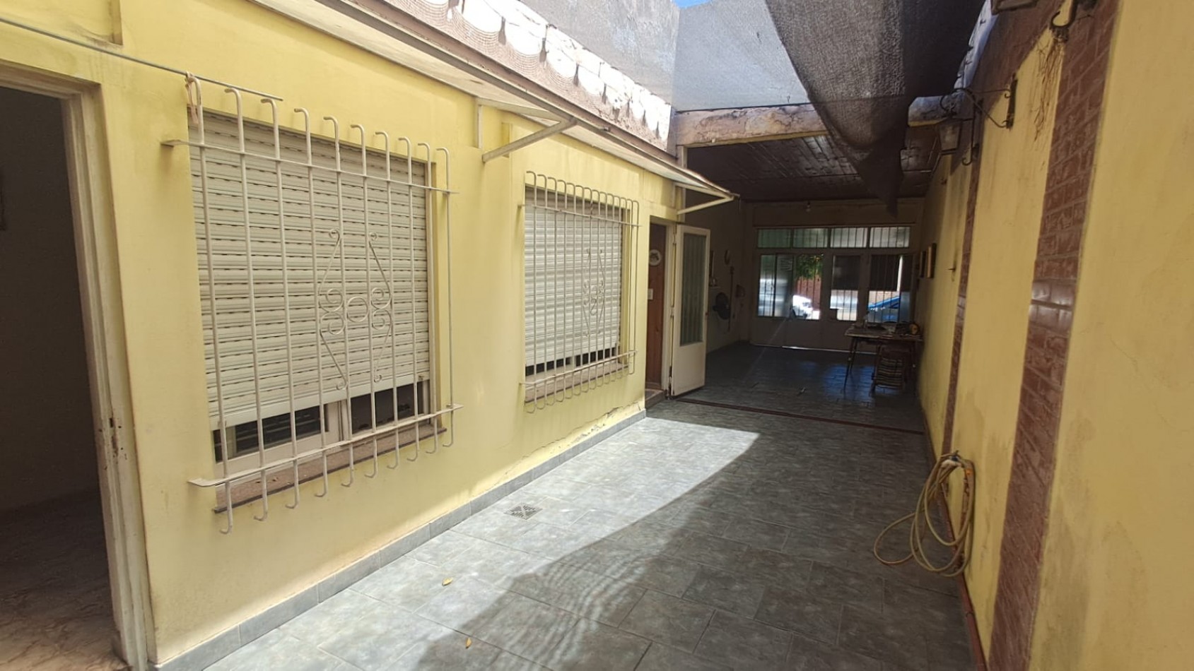 CASA 3 AMB CON LOCAL, GARAGE,PARA VARIOS AUTOS, JARDIN CON PARRILLA, PATIO Y TERRAZA X TODA LA SUPERFICIE REF. 889