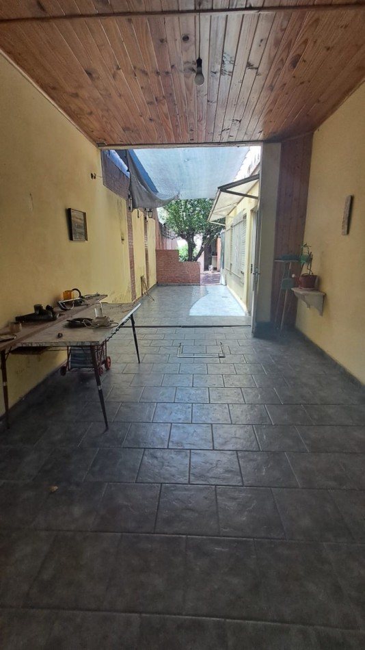 CASA 3 AMB CON LOCAL, GARAGE,PARA VARIOS AUTOS, JARDIN CON PARRILLA, PATIO Y TERRAZA X TODA LA SUPERFICIE REF. 889