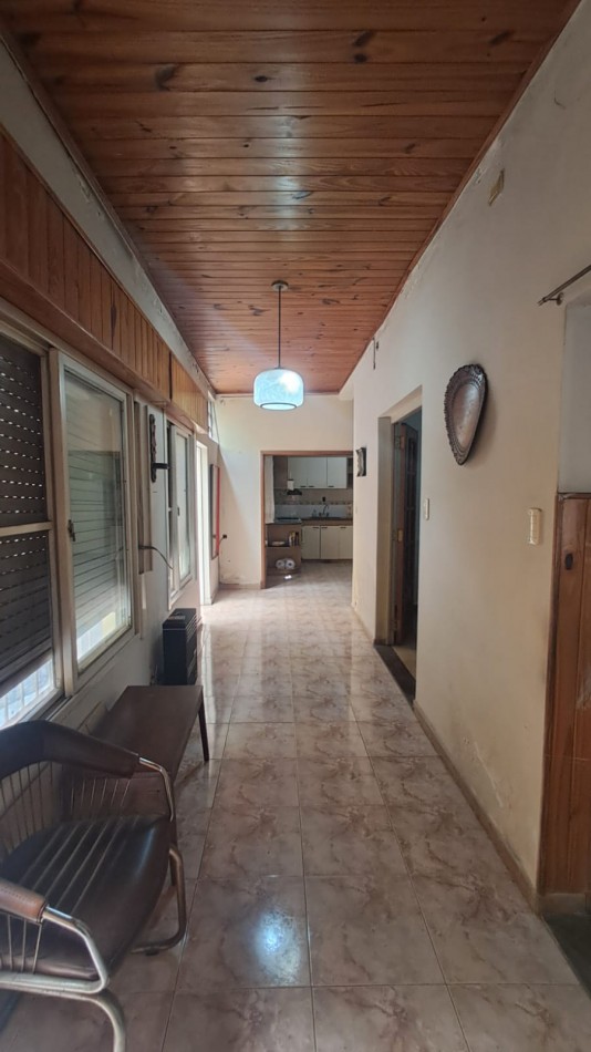 CASA 3 AMB CON LOCAL, GARAGE,PARA VARIOS AUTOS, JARDIN CON PARRILLA, PATIO Y TERRAZA X TODA LA SUPERFICIE REF. 889