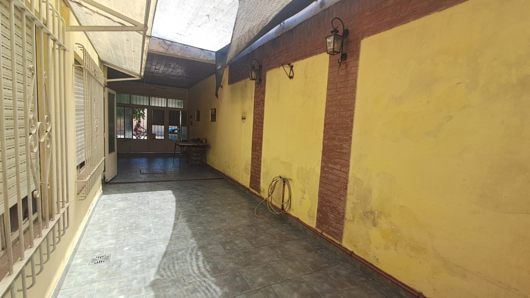 CASA 3 AMB CON LOCAL, GARAGE,PARA VARIOS AUTOS, JARDIN CON PARRILLA, PATIO Y TERRAZA X TODA LA SUPERFICIE REF. 889