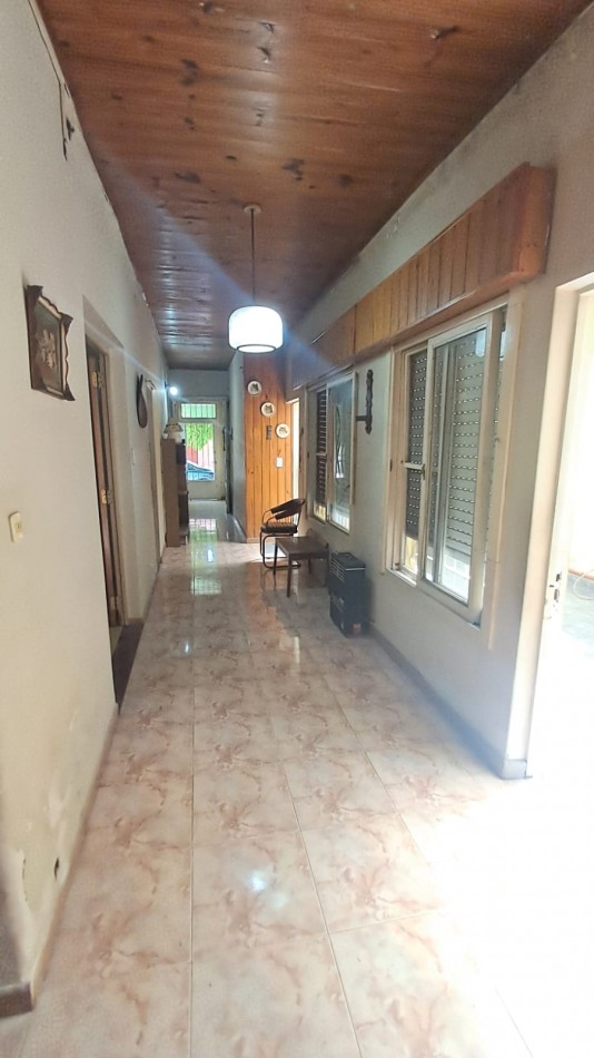 CASA 3 AMB CON LOCAL, GARAGE,PARA VARIOS AUTOS, JARDIN CON PARRILLA, PATIO Y TERRAZA X TODA LA SUPERFICIE REF. 889