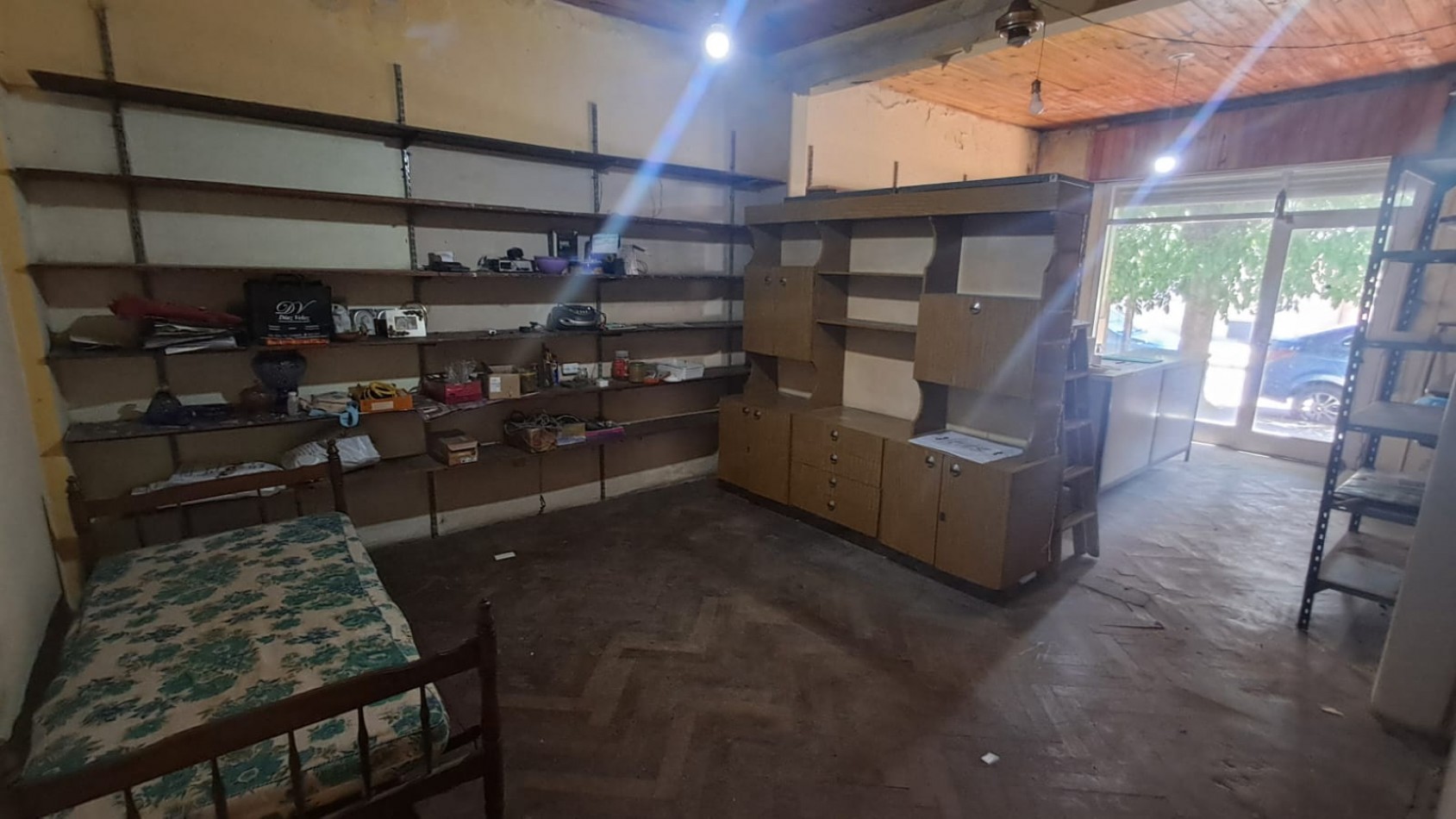 CASA 3 AMB CON LOCAL, GARAGE,PARA VARIOS AUTOS, JARDIN CON PARRILLA, PATIO Y TERRAZA X TODA LA SUPERFICIE REF. 889