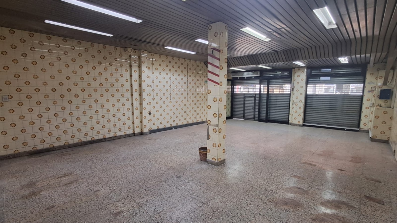 EXCELENTE LOCAL CON DEPOSITO, BAÑO Y 2 OFICINAS EN PLENA ZONA COMERCIAL MAYORISTAS REF. 890