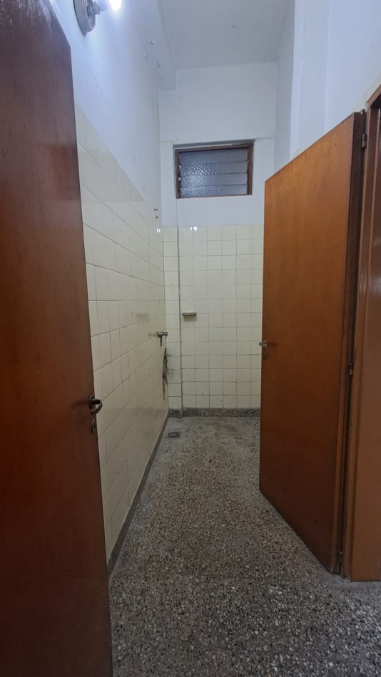 EXCELENTE LOCAL CON DEPOSITO, BAÑO Y 2 OFICINAS EN PLENA ZONA COMERCIAL MAYORISTAS REF. 890