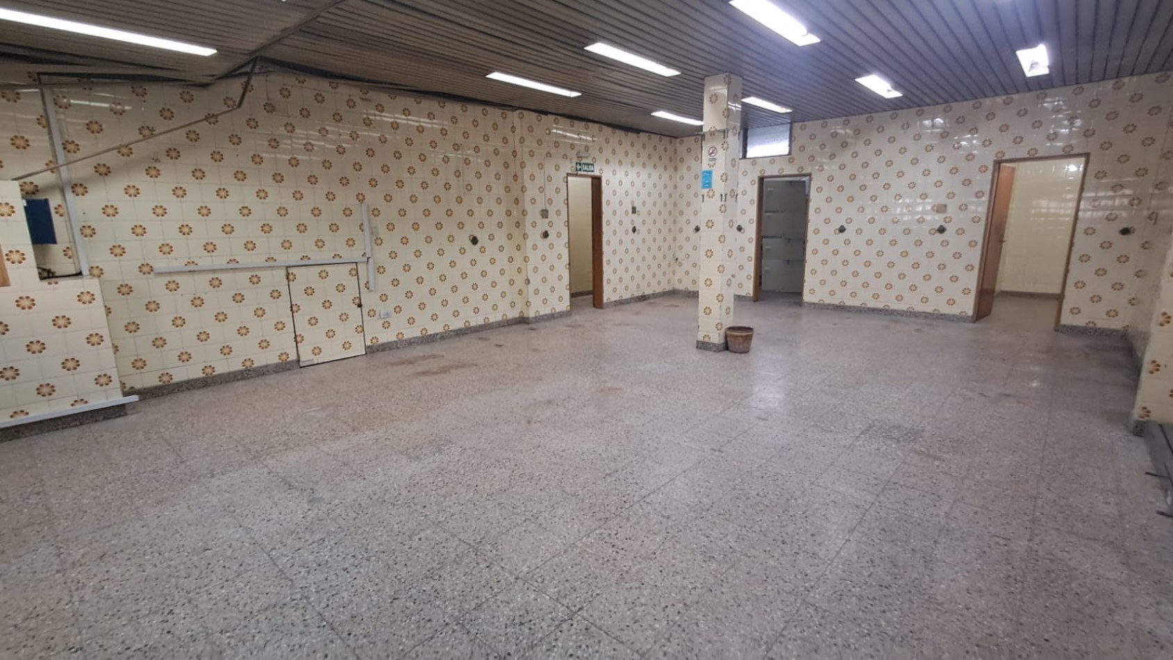 EXCELENTE LOCAL CON DEPOSITO, BAÑO Y 2 OFICINAS EN PLENA ZONA COMERCIAL MAYORISTAS REF. 890