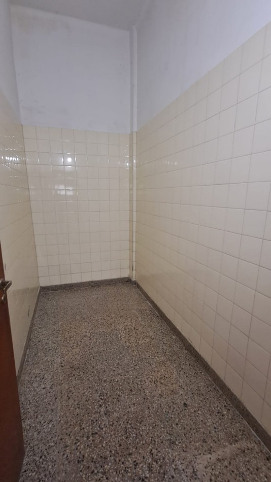 EXCELENTE LOCAL CON DEPOSITO, BAÑO Y 2 OFICINAS EN PLENA ZONA COMERCIAL MAYORISTAS REF. 890