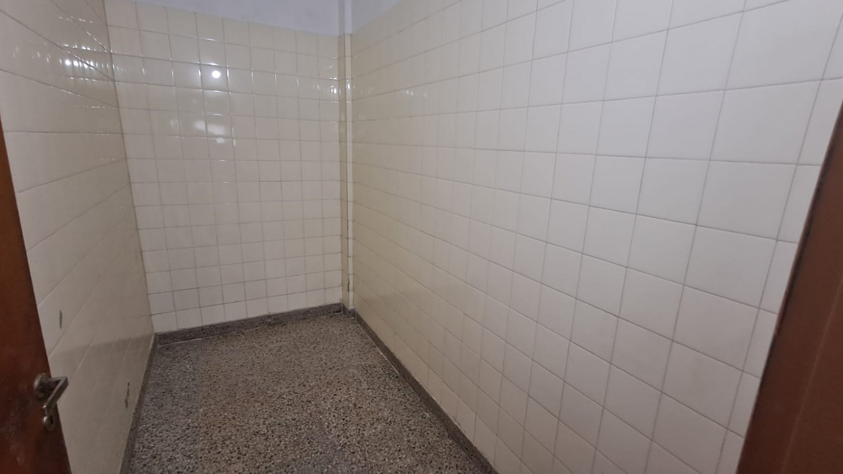 EXCELENTE LOCAL CON DEPOSITO, BAÑO Y 2 OFICINAS EN PLENA ZONA COMERCIAL MAYORISTAS REF. 890