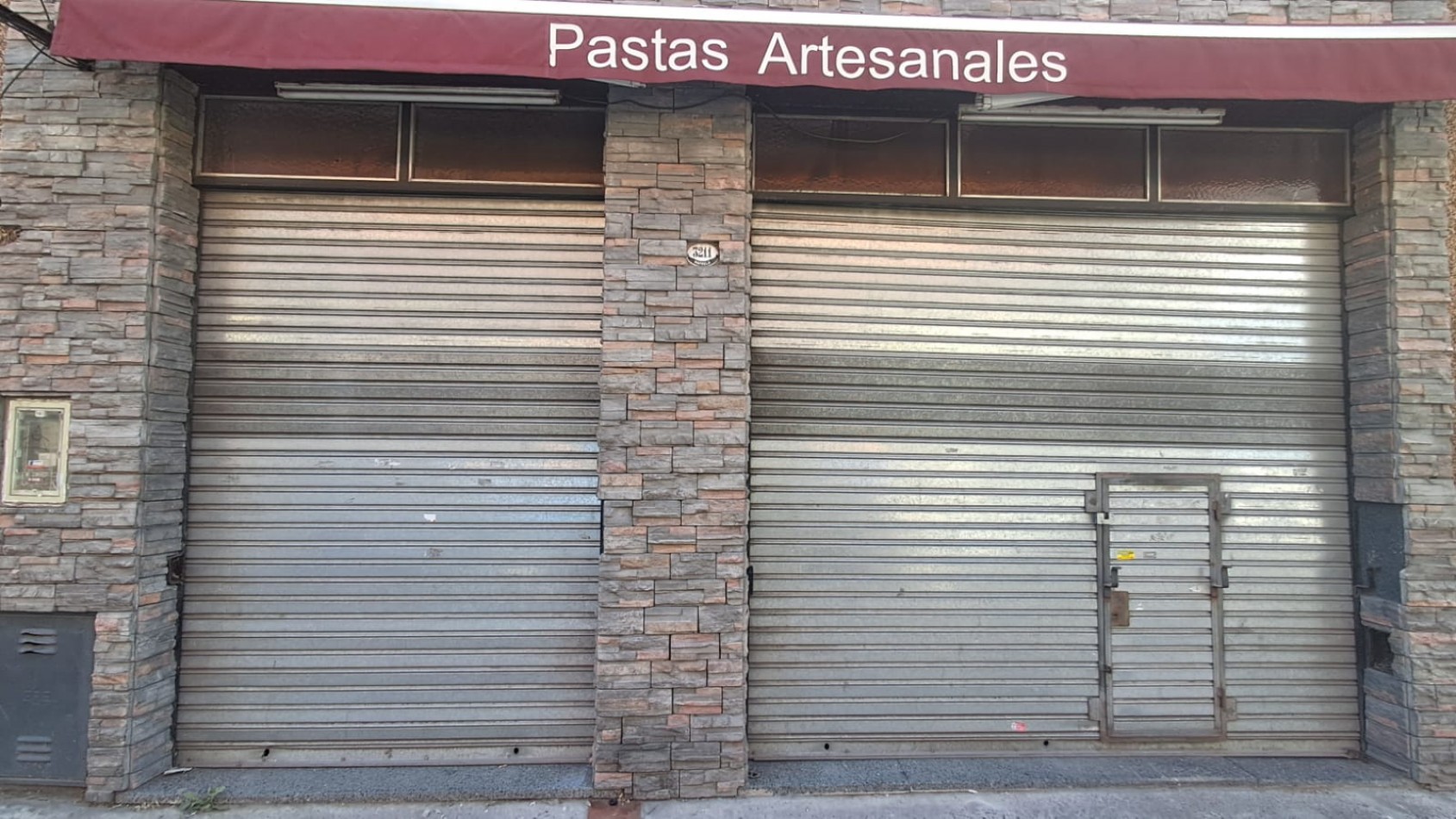 EXCELENTE LOCAL CON DEPOSITO, BAÑO Y 2 OFICINAS EN PLENA ZONA COMERCIAL MAYORISTAS REF. 890