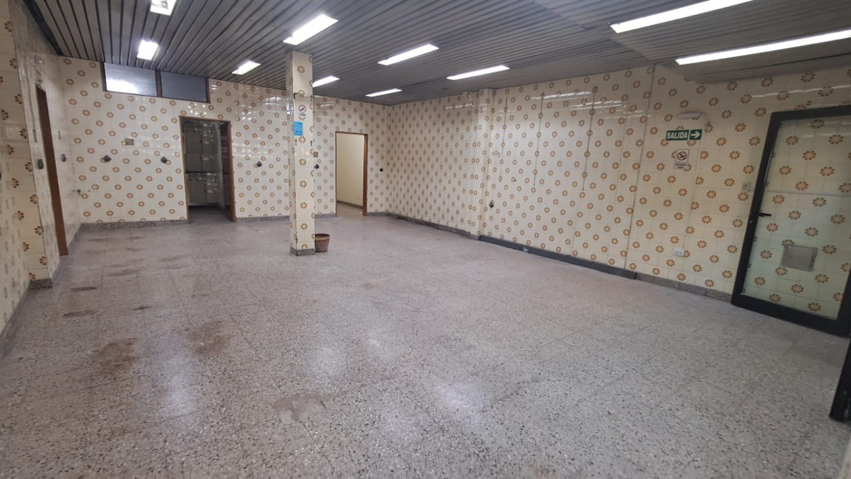 EXCELENTE LOCAL CON DEPOSITO, BAÑO Y 2 OFICINAS EN PLENA ZONA COMERCIAL MAYORISTAS REF. 890