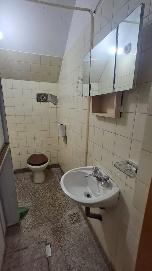 EXCELENTE LOCAL CON DEPOSITO, BAÑO Y 2 OFICINAS EN PLENA ZONA COMERCIAL MAYORISTAS REF. 890