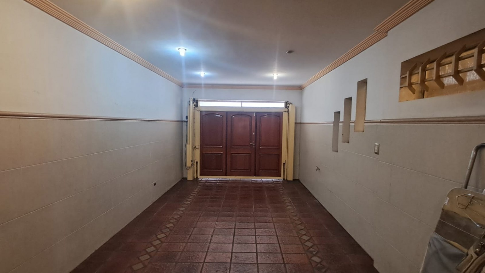 CASA 5 AMB CON COCHERA CUBIERTA, AMPLIO PATIO Y QUINCHO EN DOS PLANTAS.REF.894