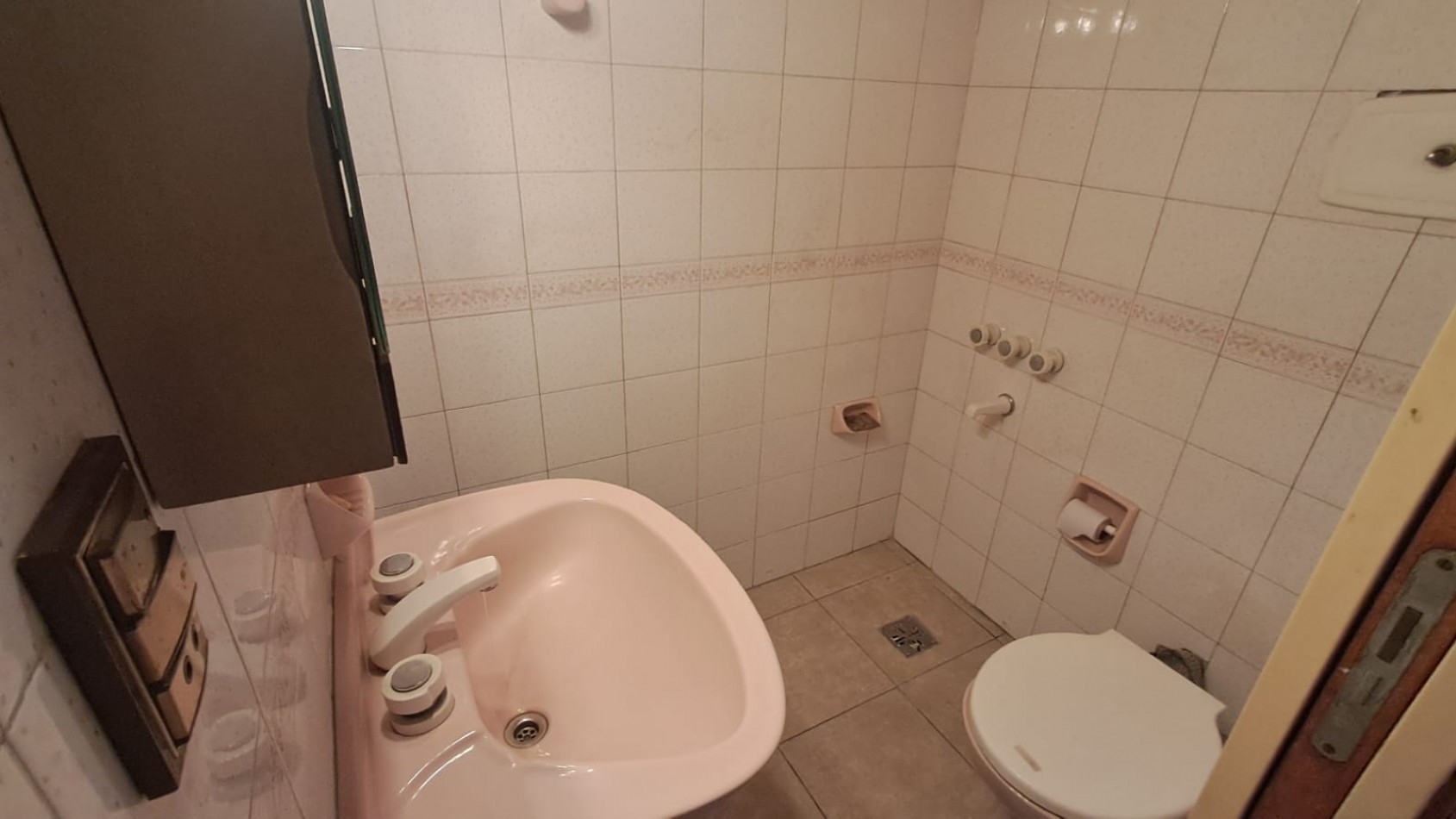 CASA 5 AMB CON COCHERA CUBIERTA, AMPLIO PATIO Y QUINCHO EN DOS PLANTAS.REF.894