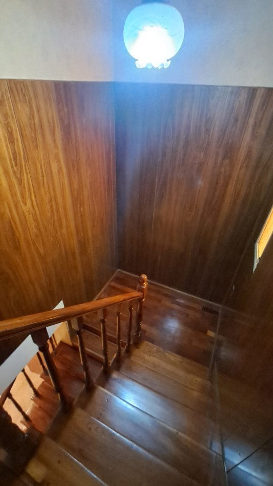 CASA 5 AMB CON COCHERA CUBIERTA, AMPLIO PATIO Y QUINCHO EN DOS PLANTAS.REF.894