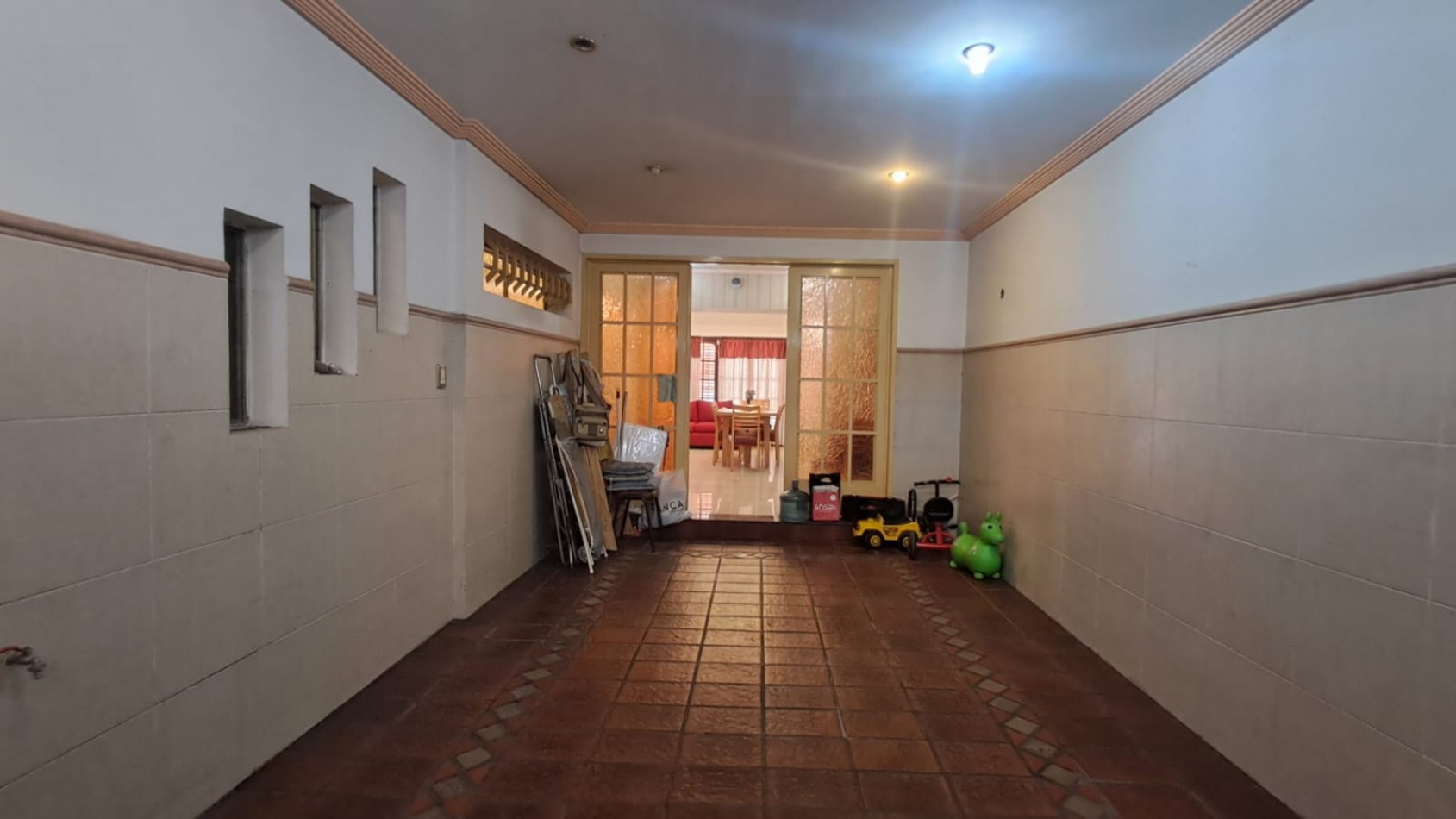 CASA 5 AMB CON COCHERA CUBIERTA, AMPLIO PATIO Y QUINCHO EN DOS PLANTAS.REF.894