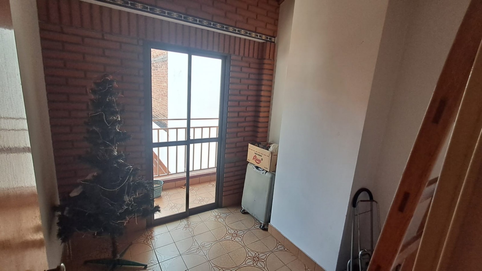 CASA 5 AMB CON COCHERA CUBIERTA, AMPLIO PATIO Y QUINCHO EN DOS PLANTAS.REF.894