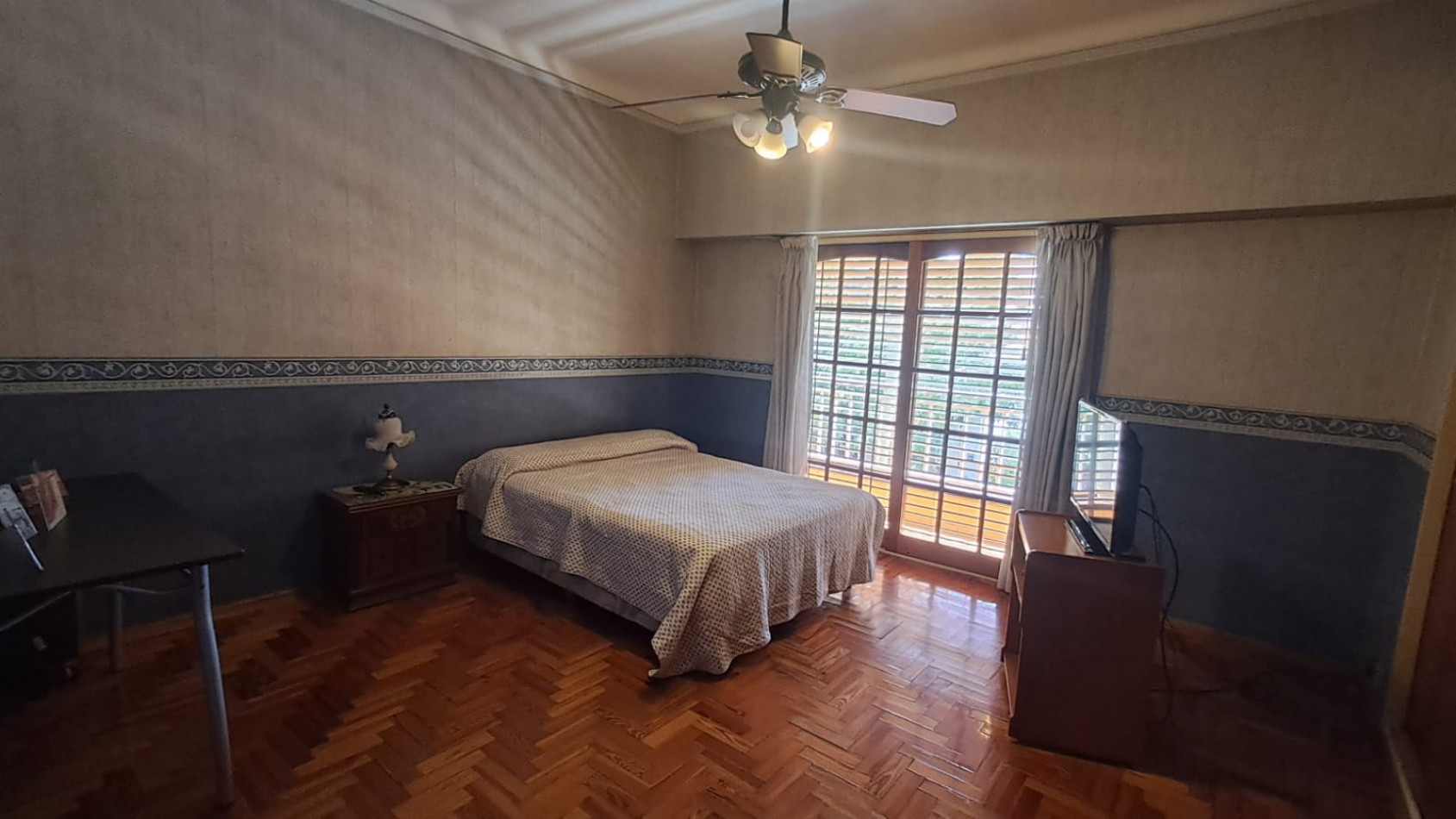 CASA 5 AMB CON COCHERA CUBIERTA, AMPLIO PATIO Y QUINCHO EN DOS PLANTAS.REF.894