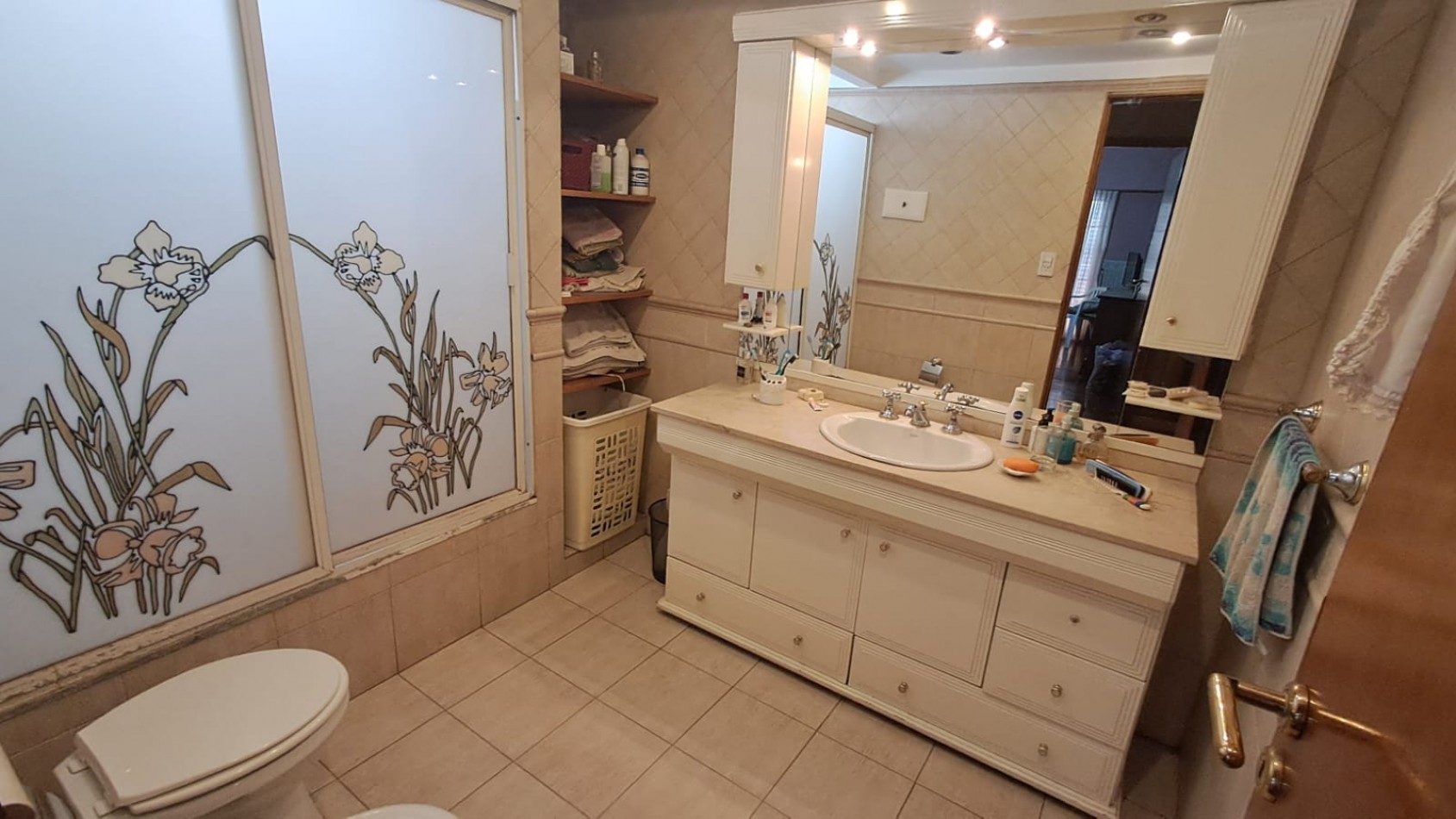 CASA 5 AMB CON COCHERA CUBIERTA, AMPLIO PATIO Y QUINCHO EN DOS PLANTAS.REF.894