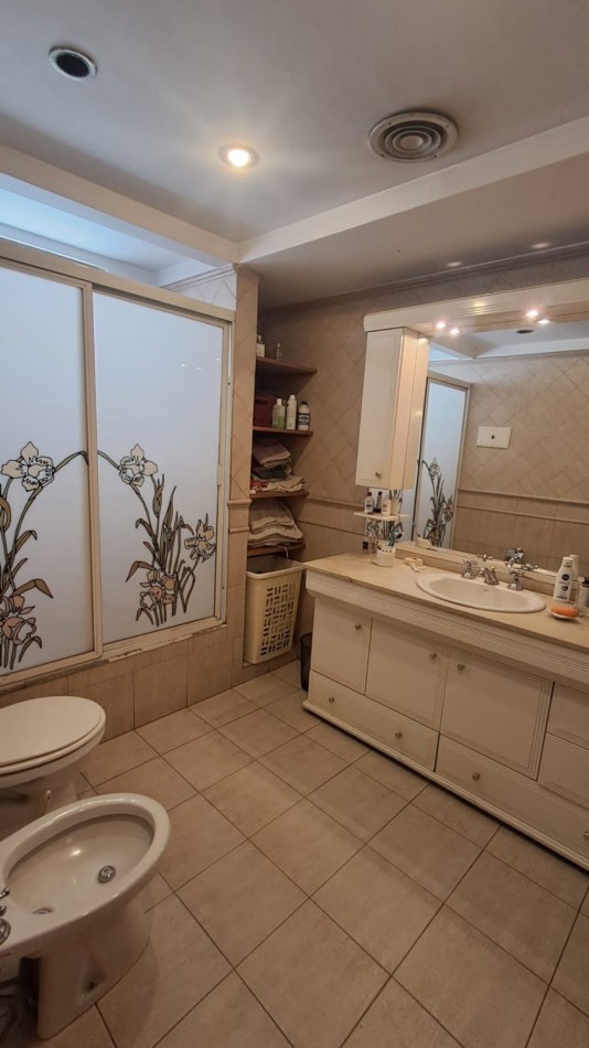 CASA 5 AMB CON COCHERA CUBIERTA, AMPLIO PATIO Y QUINCHO EN DOS PLANTAS.REF.894