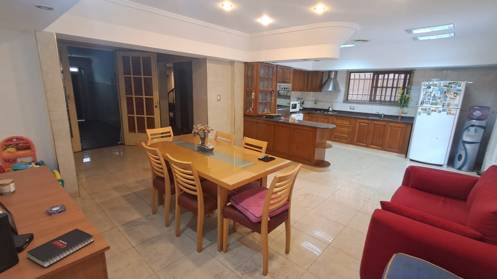 CASA 5 AMB CON COCHERA CUBIERTA, AMPLIO PATIO Y QUINCHO EN DOS PLANTAS.REF.894