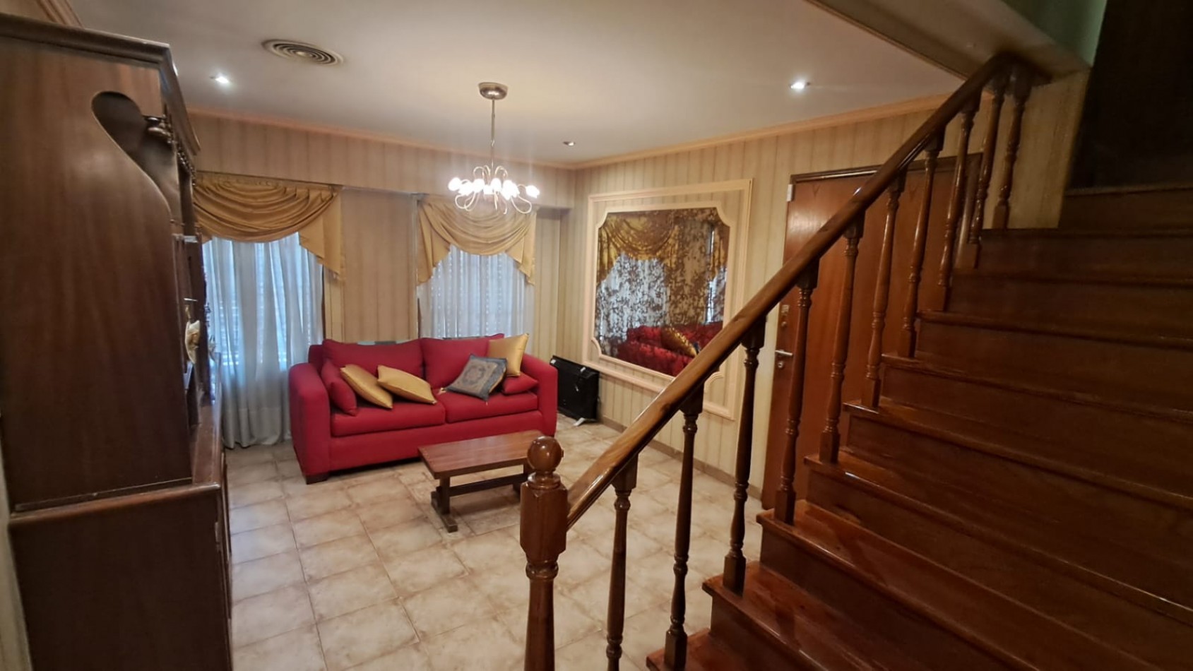 CASA 5 AMB CON COCHERA CUBIERTA, AMPLIO PATIO Y QUINCHO EN DOS PLANTAS.REF.894